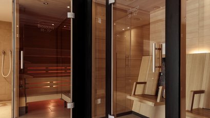 Moderner Wellnessbereich mit Biosauna und Infrarotkabine mit Holzinterieur