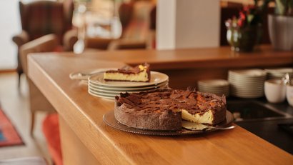 Stück Schokoladenkuchen auf einem Teller auf der Theke in gemütlichem Raum