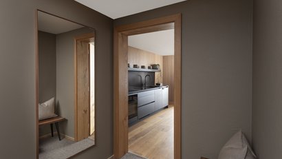 Moderner Flur mit Spiegel und Blick in eine minimalistische Küche