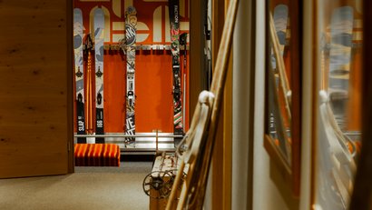 Skier stehen an der Wand in einem beheizten Skiraum